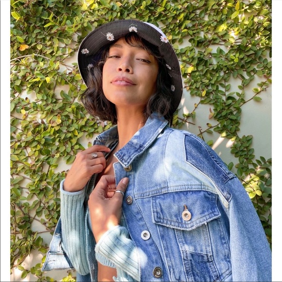 Alice + Olivia reversible bucket hat. Daisy print. NWT - Picture 2 of 10